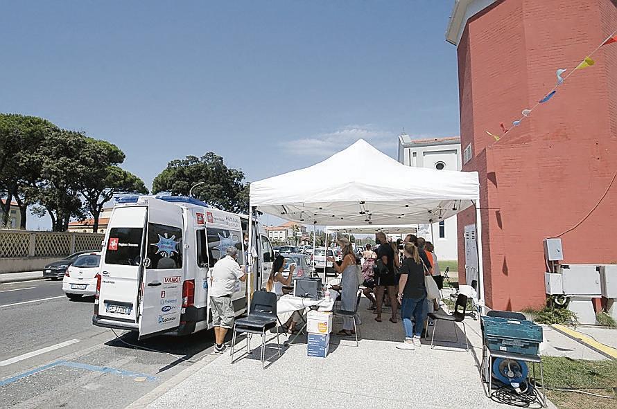 Vaccini in spiaggia a Calambrone, c'è chi arriva persino da Bologna