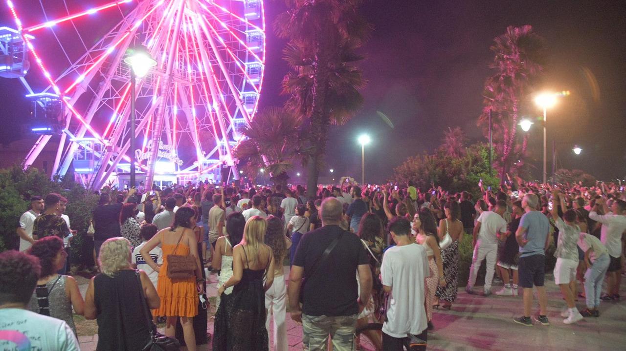 Folla sotto la ruota panoramica di Olbia durante il concerto di Salmo