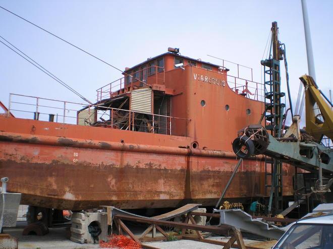 Tenta di rubare del rame sulla draga “Viareggio” e provoca un incendio 