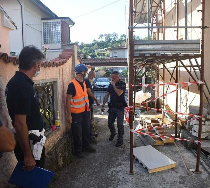 Cade dall’impalcatura di otto metri Gravissimo un operaio di 61 anni 