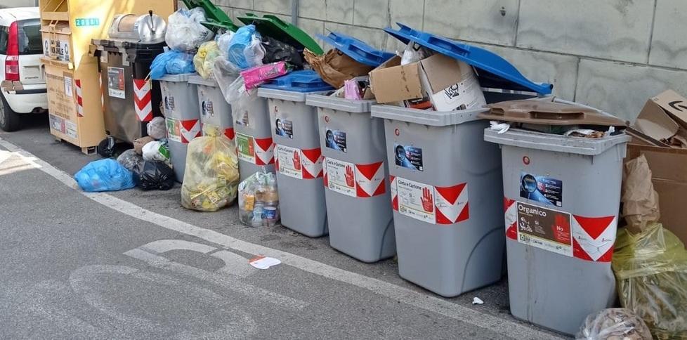 Bidoni stracolmi Per i residenti «così non va bene»
