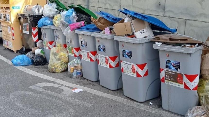 Bidoni stracolmi Per i residenti «così non va bene»