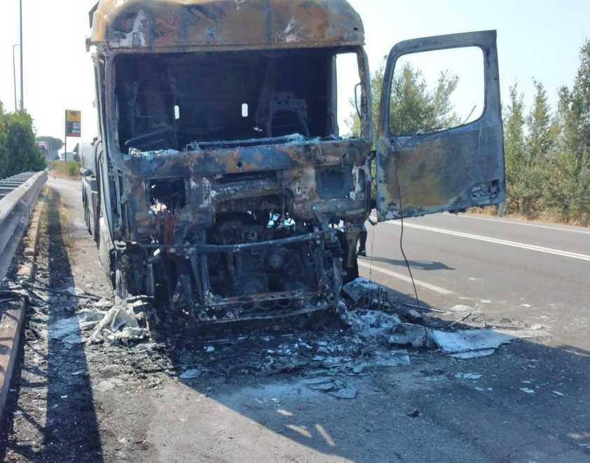 Autocisterna in fiamme 