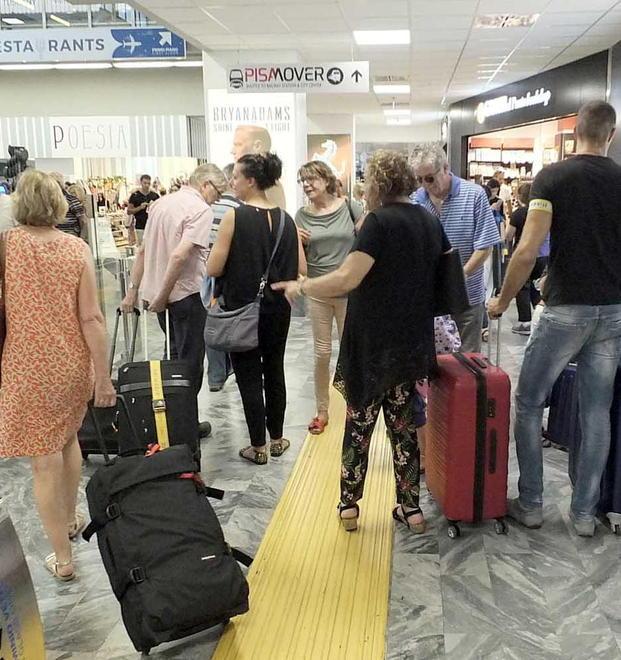 Senza documenti arriva fino all’aereo in pista: bloccato