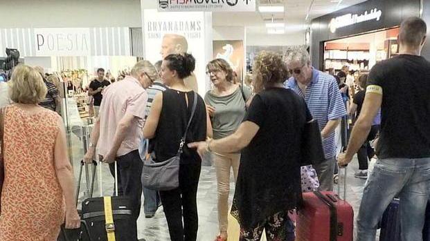 Senza documenti arriva fino all’aereo in pista: bloccato