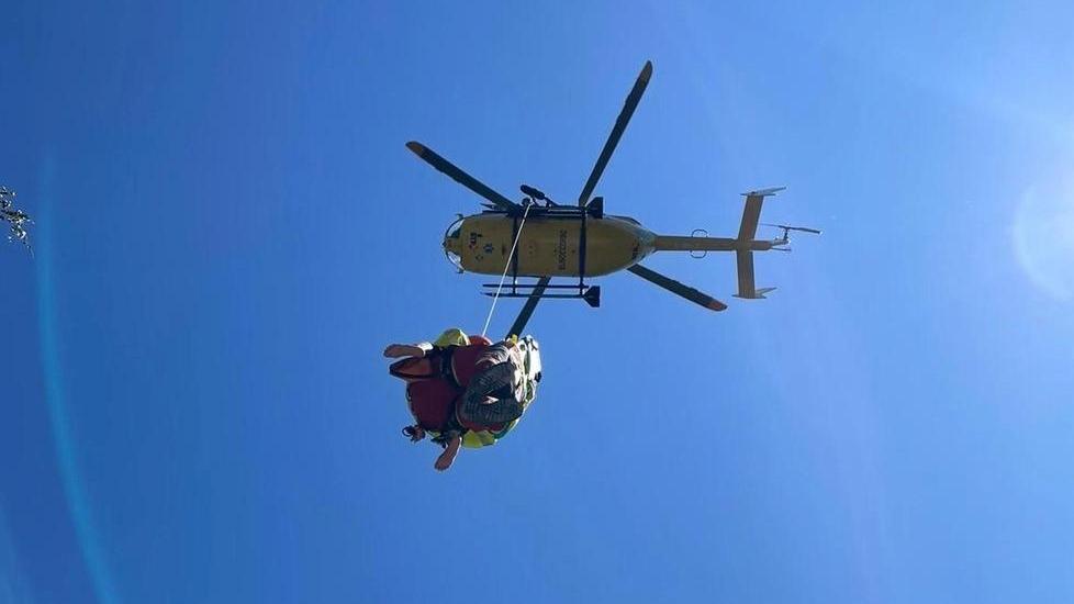 Bambina di nove anni cade nel Secchiello Il papà si tuffa e la salva