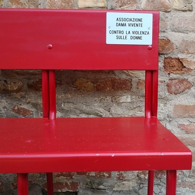 La panchina per le donne in centro a Castelvetro