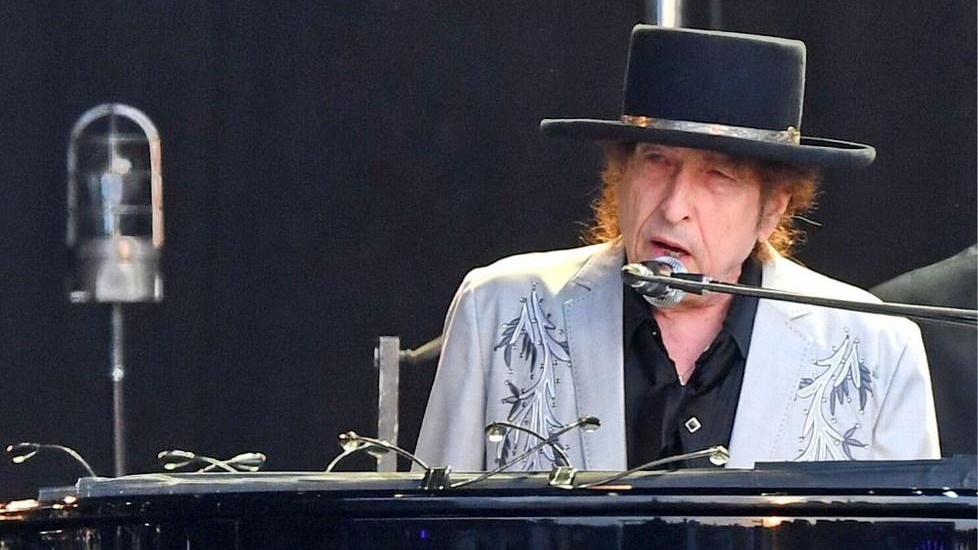 Una donna accusa Bob Dylan «Abusi sessuali a 12 anni» Il premio Nobel: è tutto falso