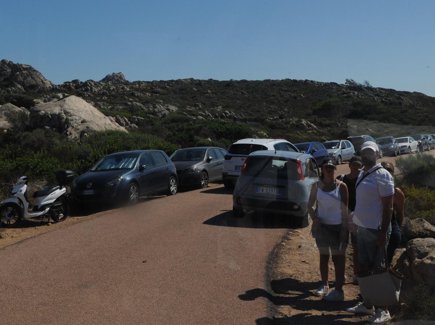 Sosta selvaggia di auto un’ordinanza sindacale ora la vieta a Caprera 