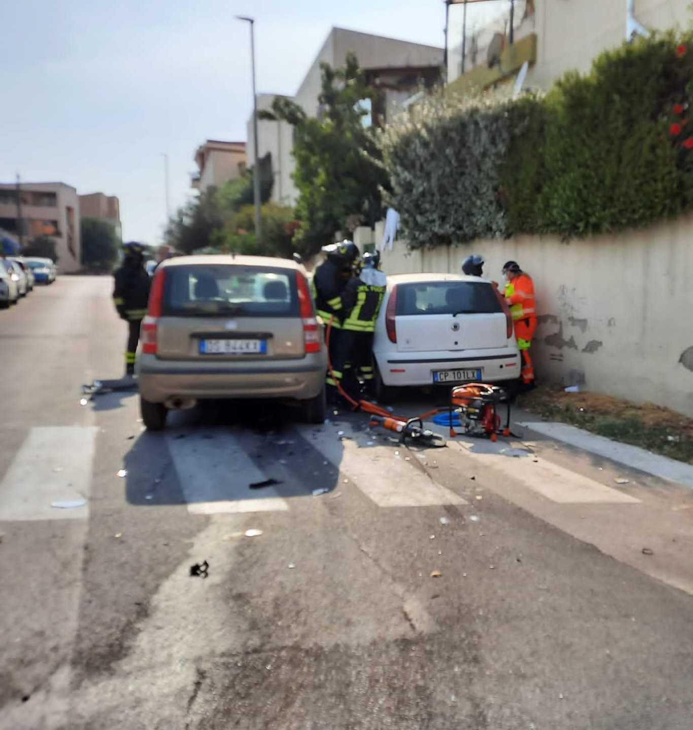 Stop non rispettato, scontro tra auto in via Danimarca