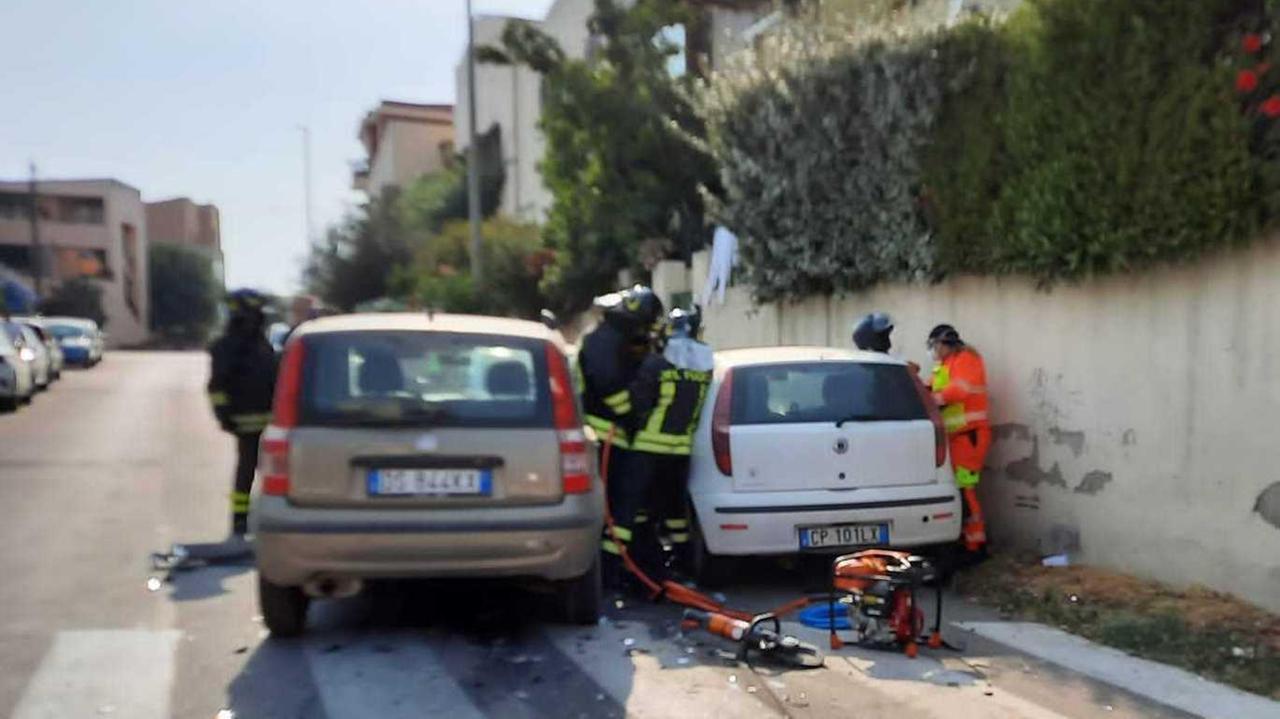 Stop non rispettato, scontro tra auto in via Danimarca