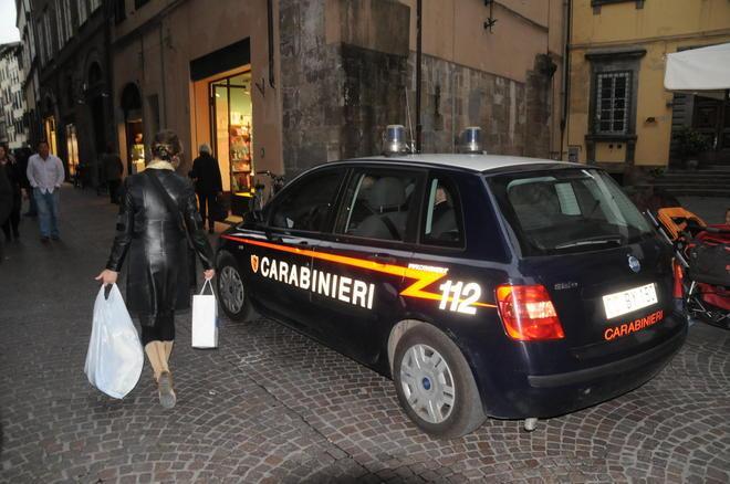 Rapinano una gioielleria in centro storico e poi fuggono in sella a uno scooter 
