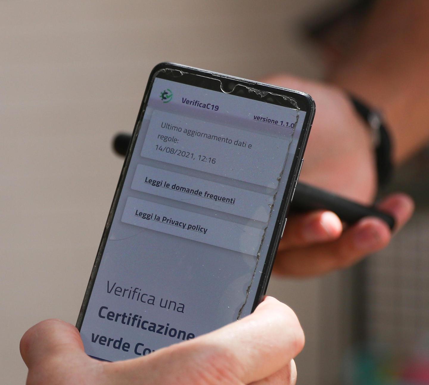  Arriva il totem tecnologico: verificare il pass è semplice 