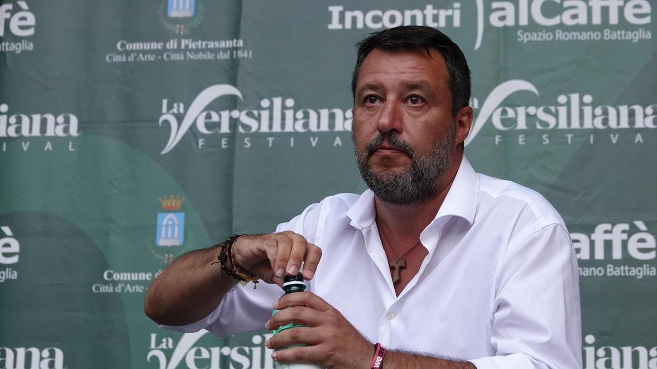 e il leader leghista sul palco della Versiliana