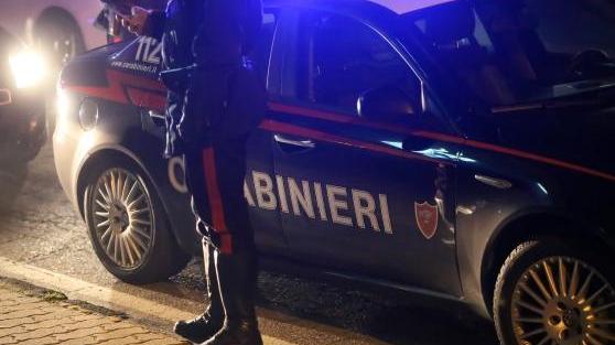 Passeggia in centro di sera brandendo un coltello, denunciato
