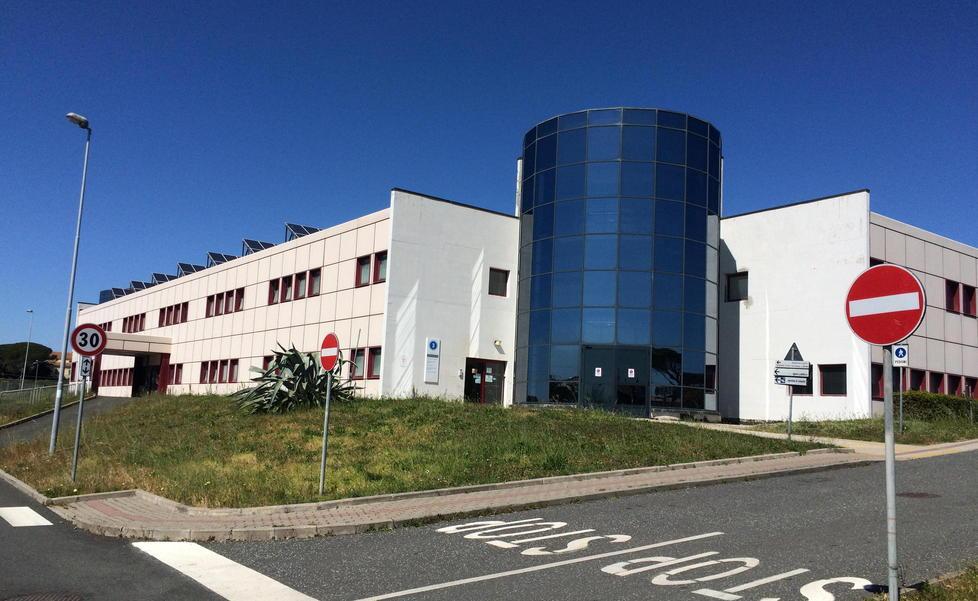 Una foto scattata all’esterno dell’ospedale di Cecina