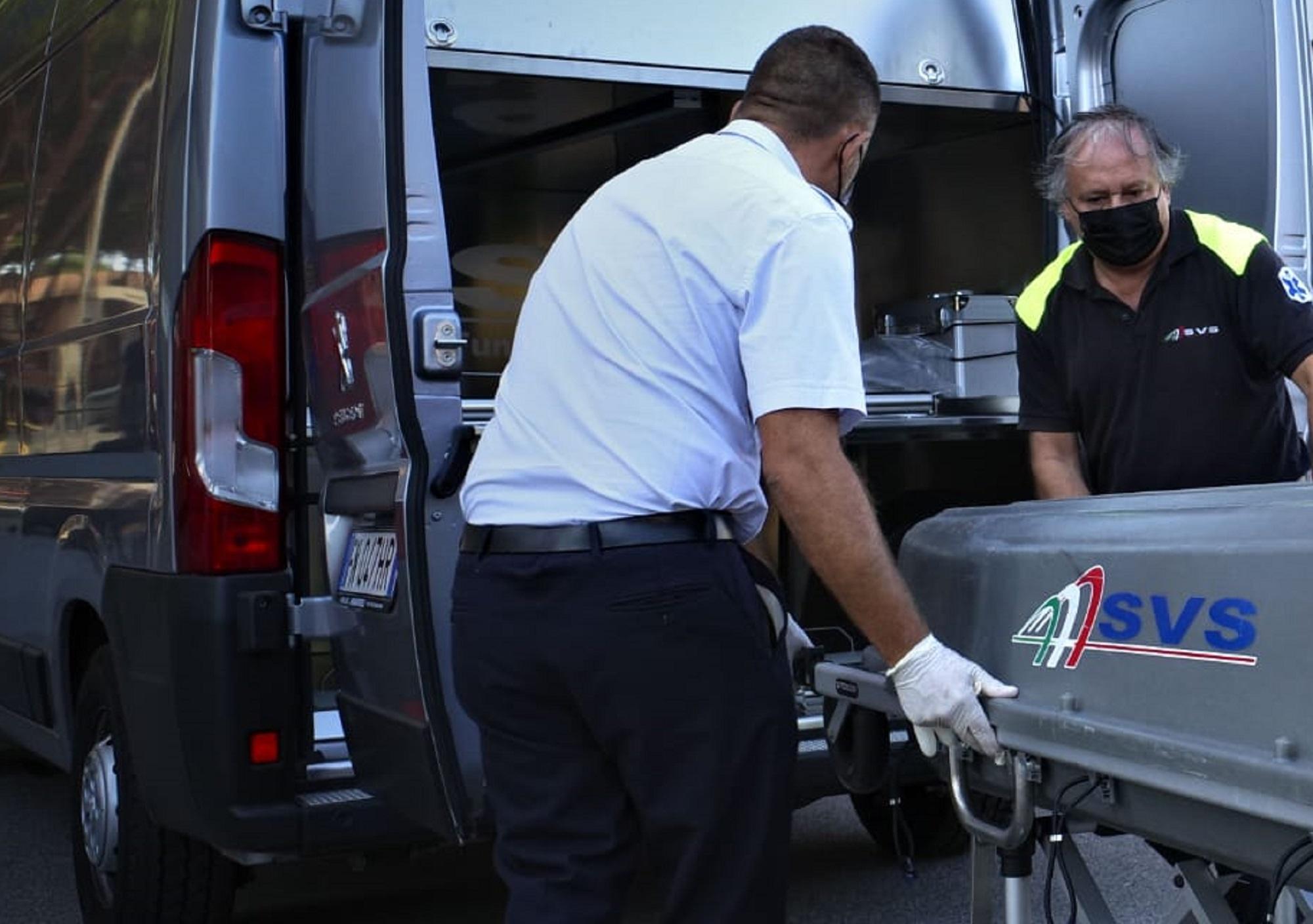 Il personale delle onoranze funebri della Svs durante la rimozione della salma (foto Daniele Stefanini/Silvi)