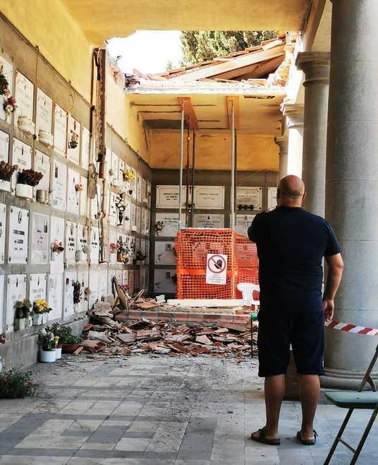 Di nuovo un crollo al cimitero di Cecina: giù il soffitto del portico 