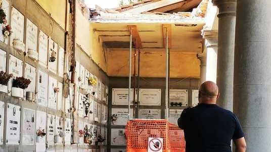 Di nuovo un crollo al cimitero di Cecina: giù il soffitto del portico