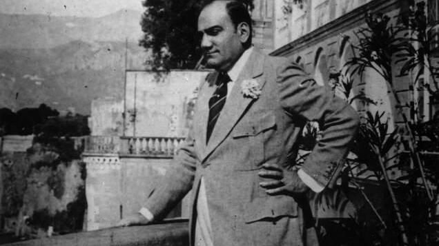 Una bella immagine di Enrico Caruso affacciato a una terrazza sulla costiera amalfitana