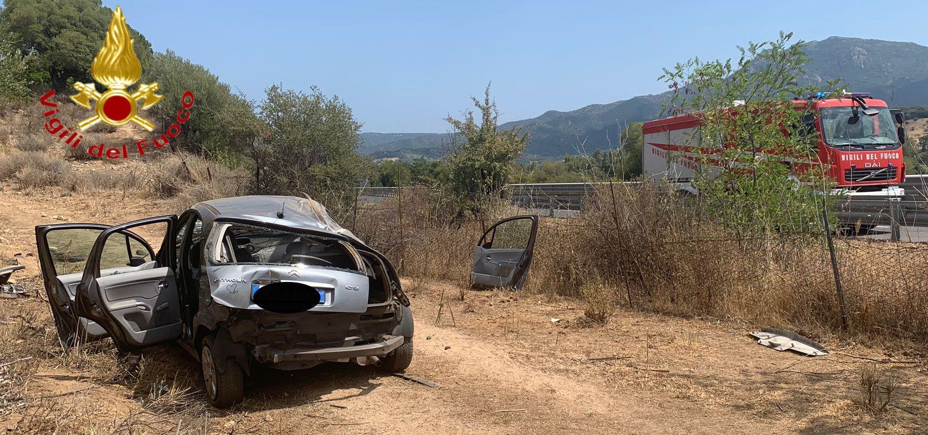 Perde il controllo e l'auto "vola" fuori strada sulla 131 Dcn: la conducente in ospedale