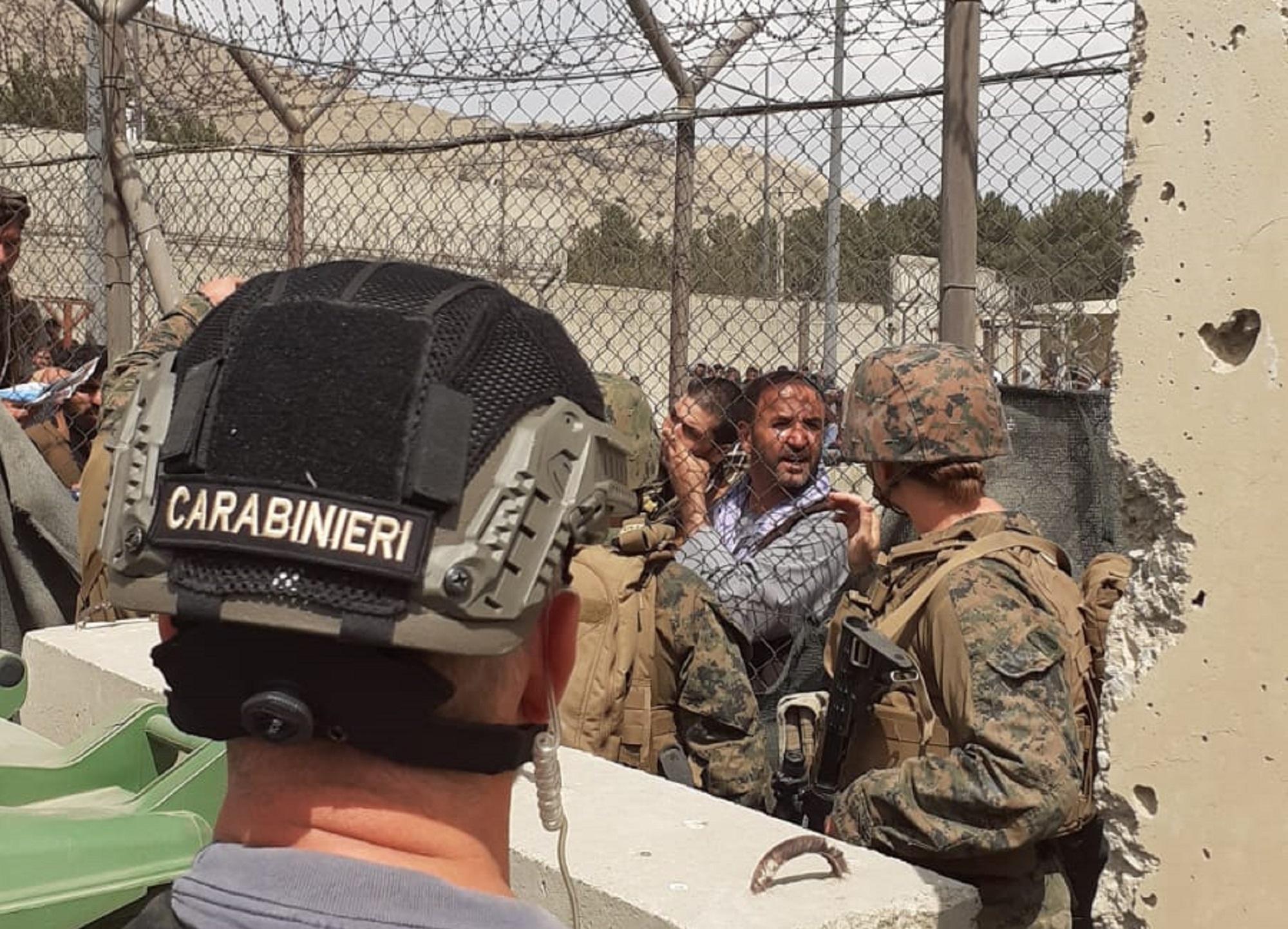 I carabinieri del "Tuscania" all'aeroporto di Kabul