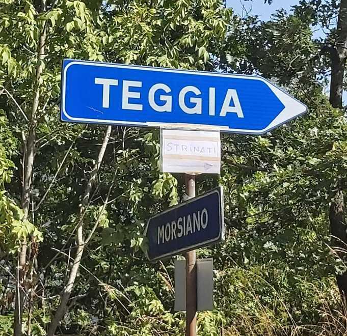 Il cartello per Strinati sparisce, residenti costretti a scriverlo 
