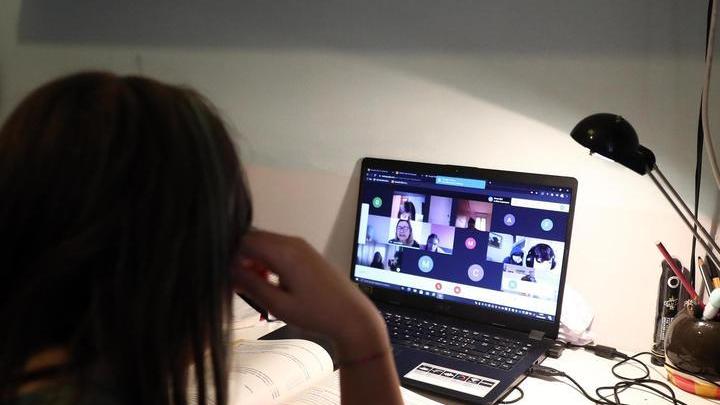 Una studentessa durante una lezione attraverso la didattica a distanza
