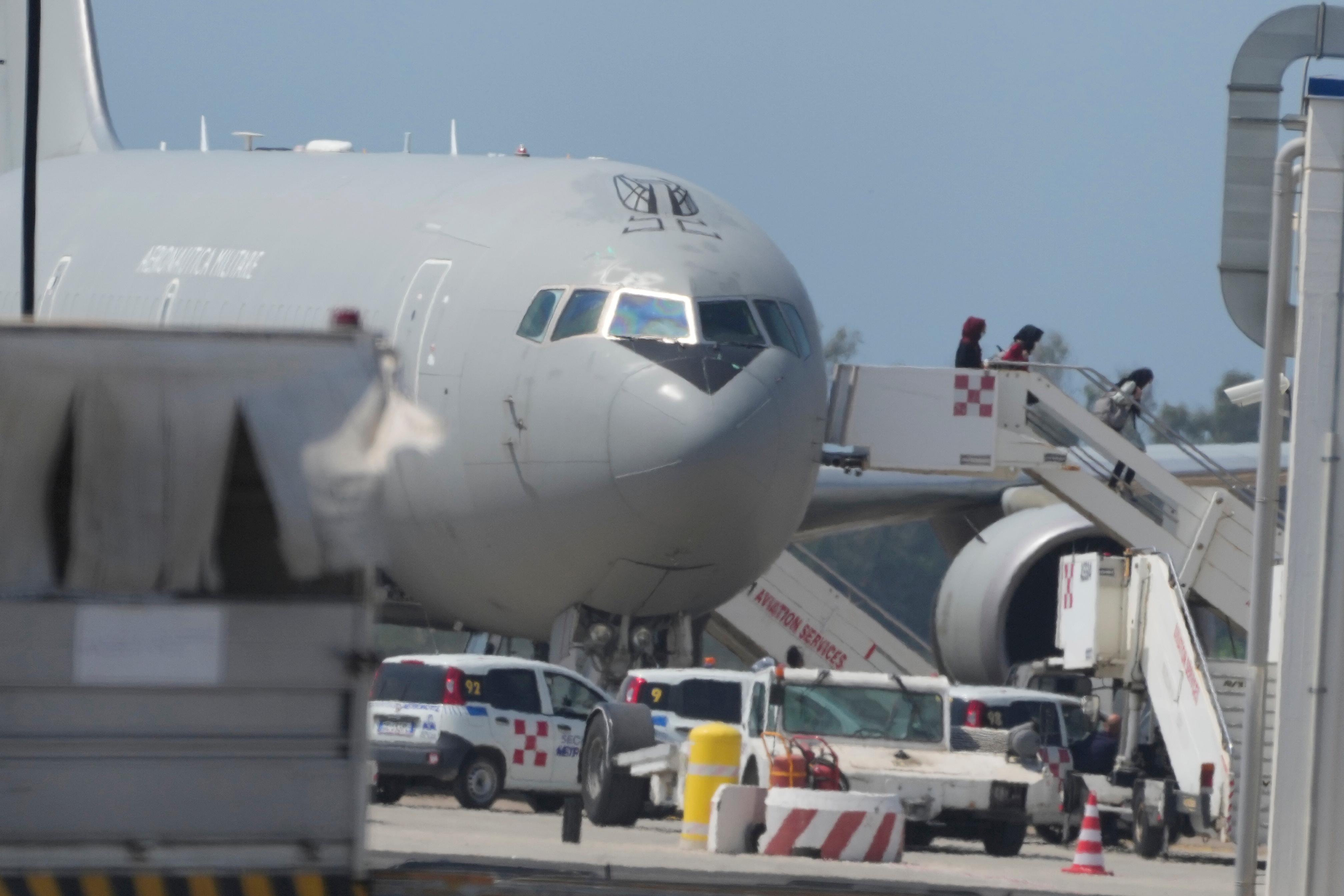 L'aereo dell'Aeronautica dopo l'evacuazione dell'ambasciato (foto Ap/Lapresse)