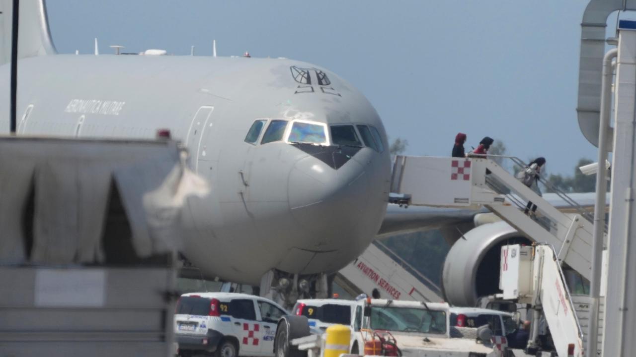 L'aereo dell'Aeronautica dopo l'evacuazione dell'ambasciato (foto Ap/Lapresse)