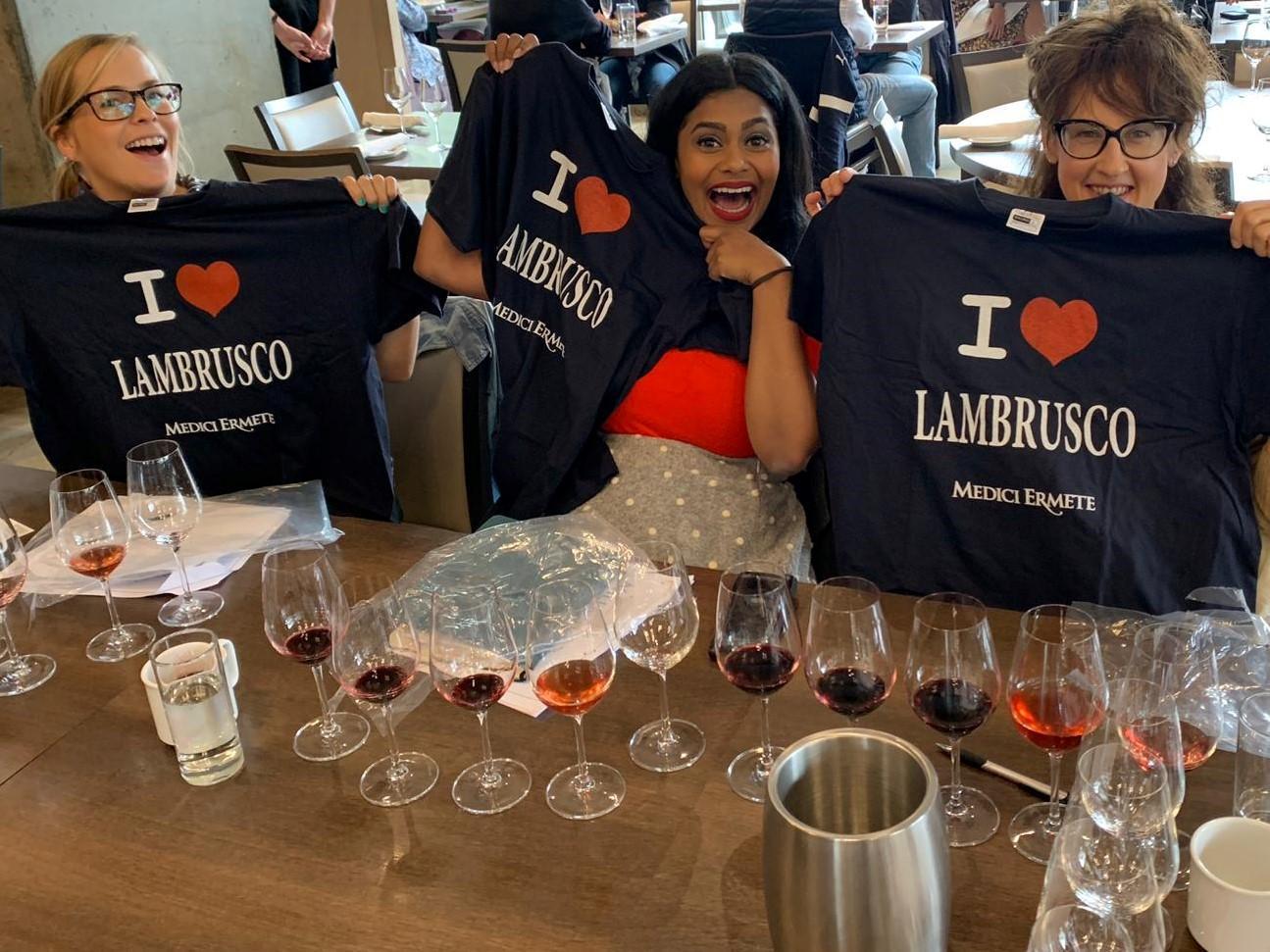 Due sommelier canadesi a una degustazione di Lambrusco nel 2019 a Reggio