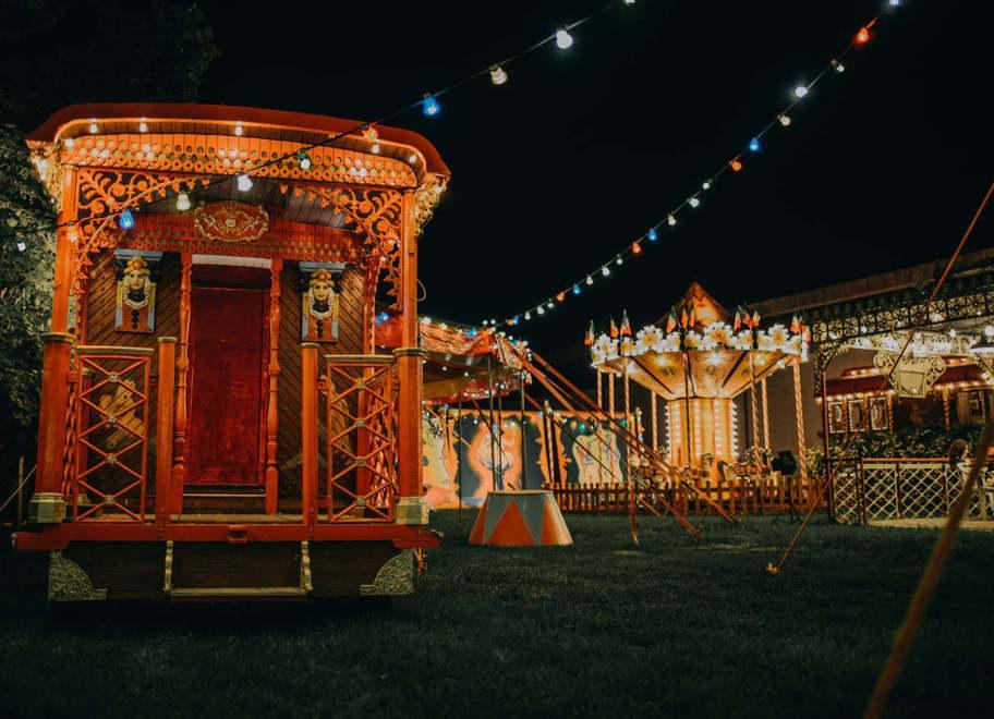 Nel giardino di via San Lodovico di Rio Saliceto è possibile anche richiedere un allestimento circense per organizzare una festa, con tanto di giostra antica con i cavalli.