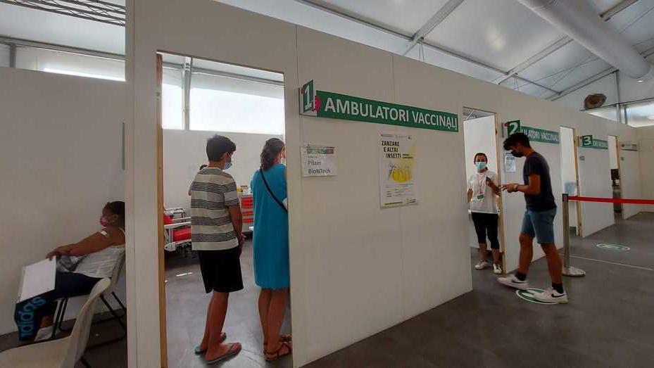 Covid, parte la “caccia” ai cinquantenni: camper vaccinale alle sagre modenesi di fine estate