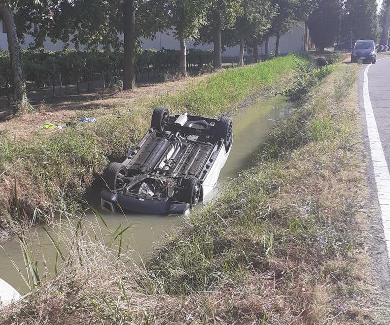 Campogalliano, finisce con l’auto nel canale: il vigile si tuffa e salva un 44enne 