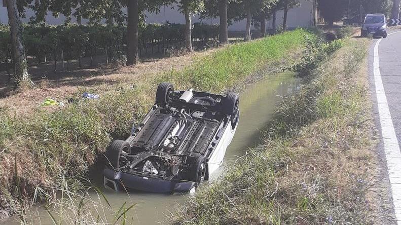 Campogalliano, finisce con l’auto nel canale: il vigile si tuffa e salva un 44enne