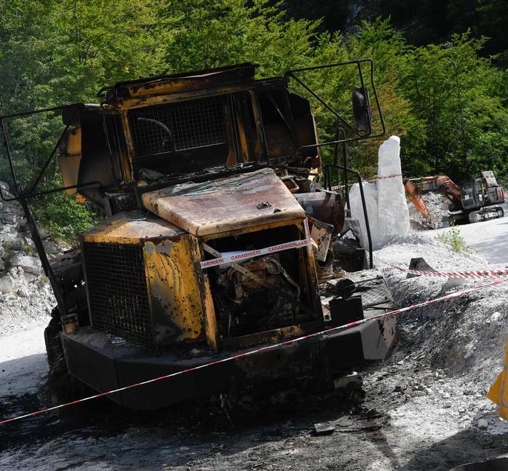 C’è una pista precisa dietro l’incendio dei tre mezzi della cava 