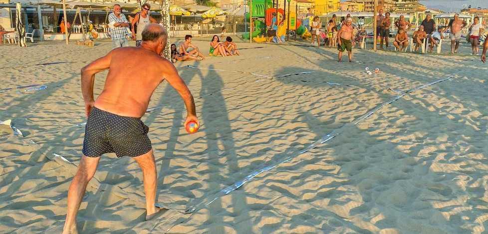 Giovani e meno giovani Tutti sulla spiaggia a giocare con le bocce sfidando il grande caldo