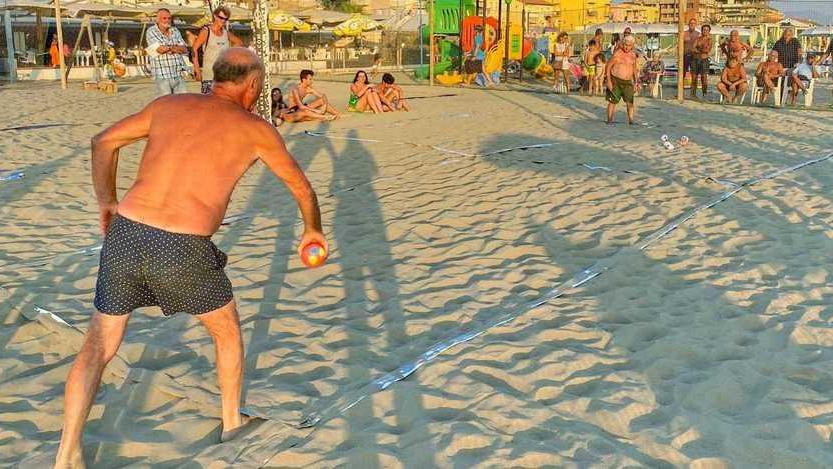 Giovani e meno giovani Tutti sulla spiaggia a giocare con le bocce sfidando il grande caldo