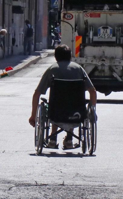  «Senza la mia sedia a rotelle a riparare da 50 giorni» 