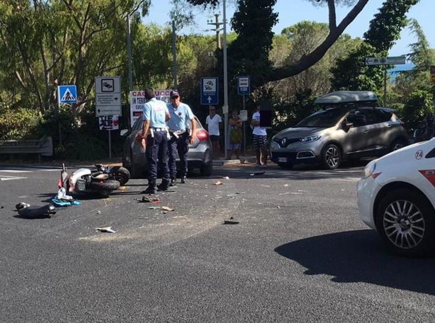 Schianto auto-scooter lungo l’Aurelia trentaseienne sbalzato a terra: è grave 