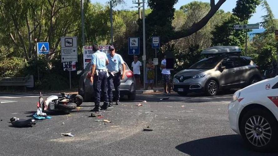 Schianto auto-scooter lungo l’Aurelia trentaseienne sbalzato a terra: è grave
