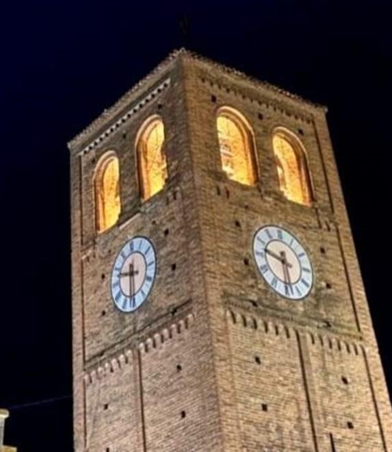 La torre campanaria della chiesa gode di nuova illuminazione