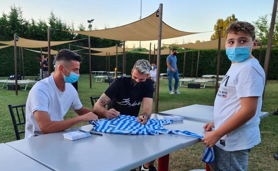 Per i tifosi autografi e selfie Ovazione all’arrivo di Tacopina
