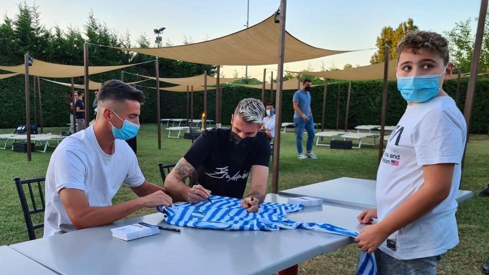 Per i tifosi autografi e selfie Ovazione all’arrivo di Tacopina