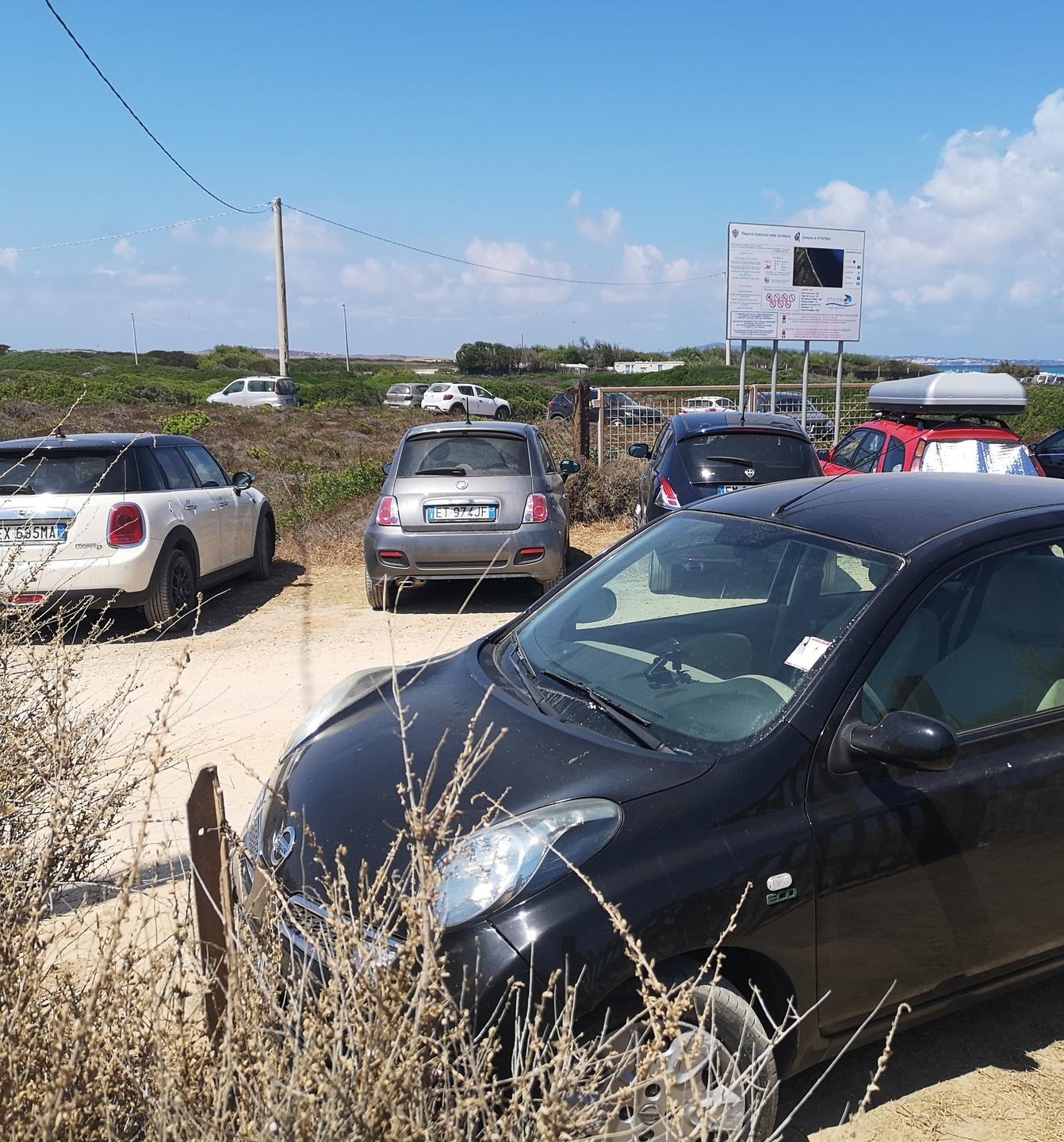 Stintino, ladri in azione tra le auto in sosta alle Saline fanno razzia di zainetti e valigie 