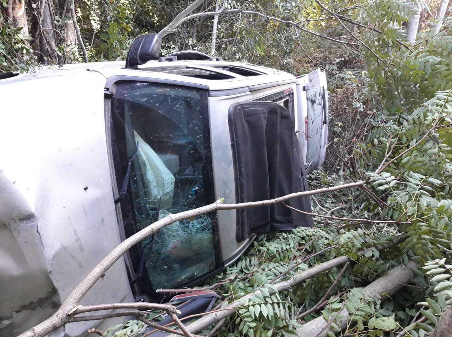 La Jeep vola fuori strada e atterra sulla vegetazione