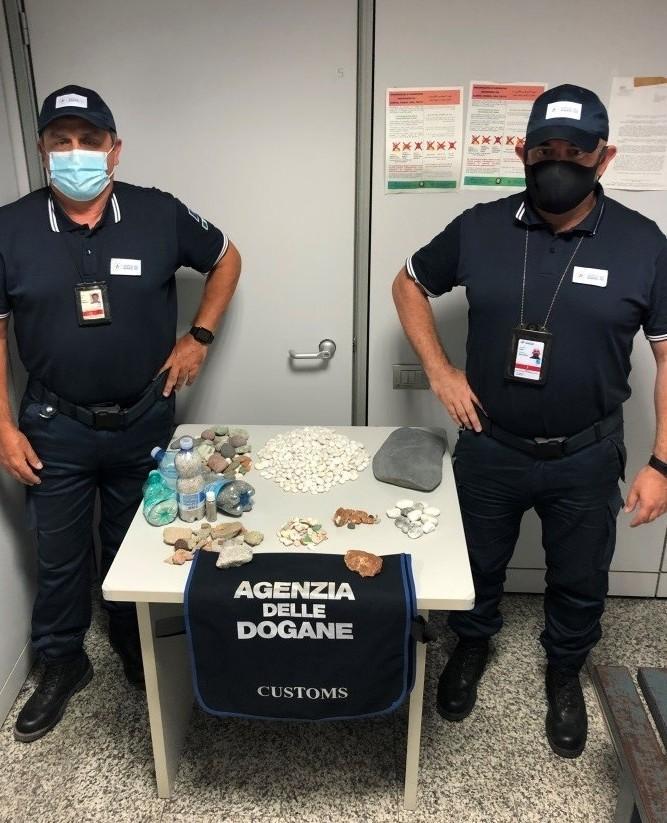 Non solo sabbia e ciottoli ora rubano anche le rocce 