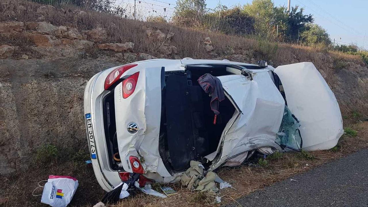 L'auto si ribalta sulla Sassari-Alghero, grave una 23enne 