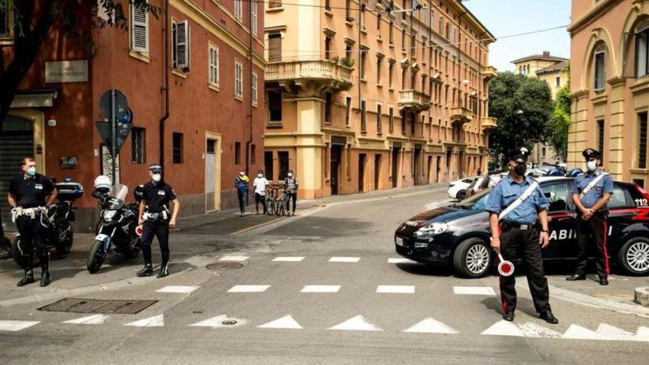 Modena. «Signora, ha un problema all’auto» E così i due ladri le rubano la borsa