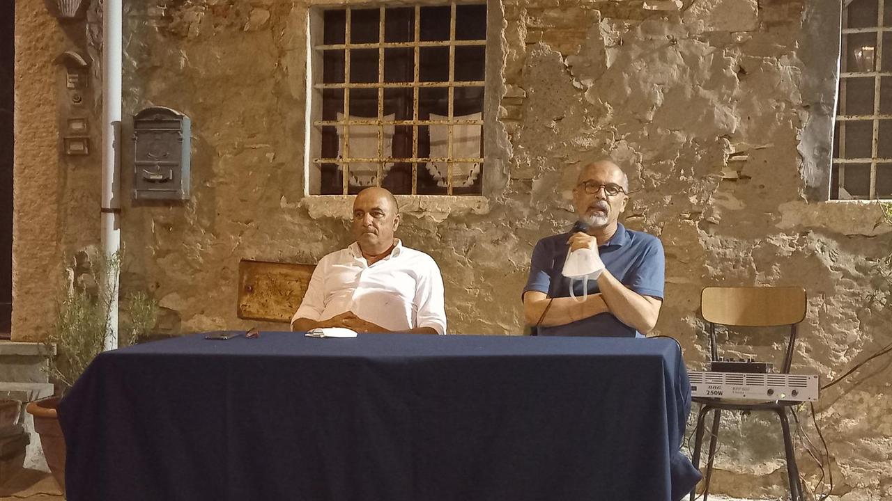 Il dottor Spartaco Sani (responsabile malattie infettive per l’Asl) con il microfono, accanto a lui il sindaco Alessandro Scalzini